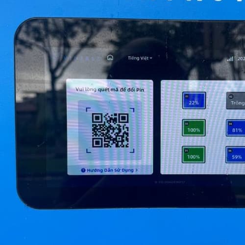 Màn hình quét mã QR tại tủ đổi pin VinFast V-GREEN